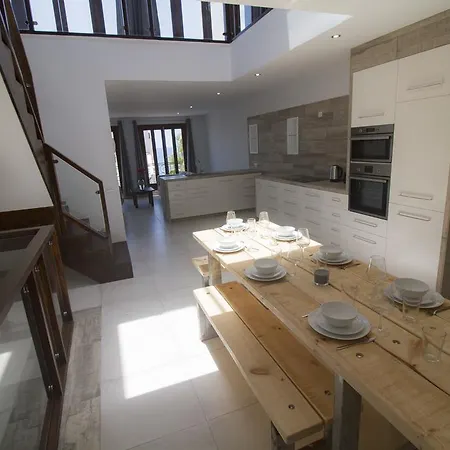 Luxury New 3 Floor Center Beach Loft