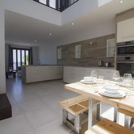 Luxury New 3 Floor Center Beach Loft