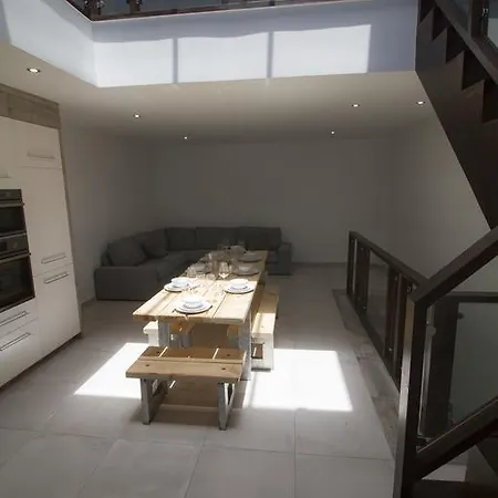 Luxury New 3 Floor Center Beach Loft